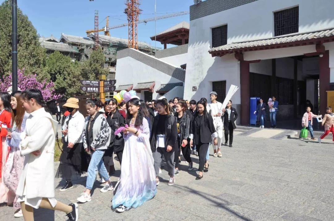 春暖花開艷陽(yáng)日，吳越學(xué)員踏春行