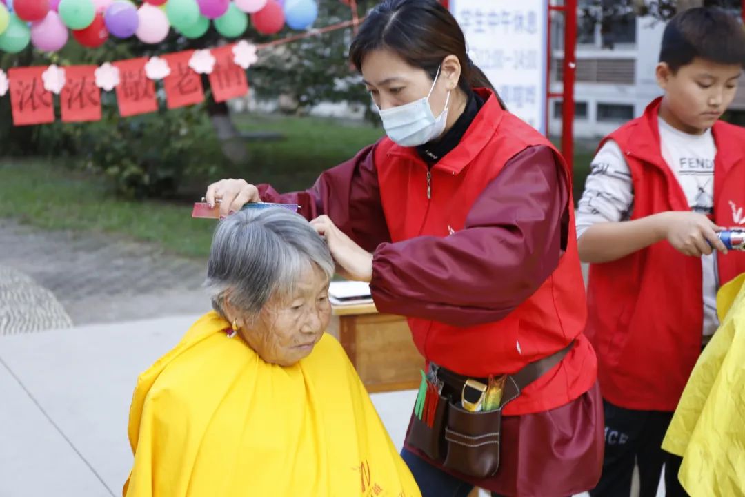 九九重陽節(jié)，吳越學(xué)校愛心義剪在行動