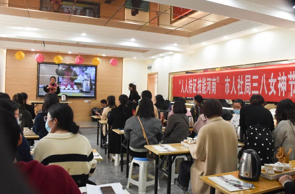 濮陽市人社局三八女神節(jié)茶藝師專場培訓(xùn)在吳越學(xué)校舉行