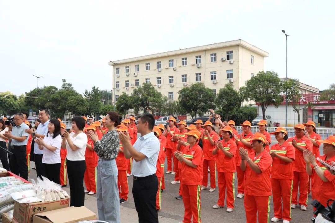 致敬城市美容師——吳越學(xué)校開展為全市戶外勞動者愛心義剪活動