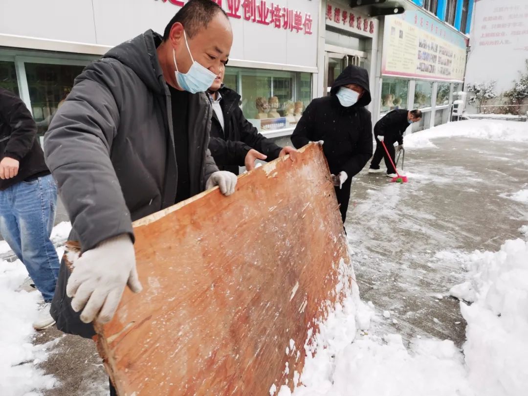 大雪至|吳越學(xué)校師生除雪進行時